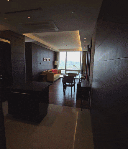 서울 영등포구 5성급 메리어트 이그제큐티브 아파트먼트 객실 내부. 거실과 침실, 식탁 공간을 분리한 레지던스형 구조를 갖췄다. 세탁기·건조기와 정수기, 전자레인지 등 생활가전도 마련돼 있다. 최서윤 기자