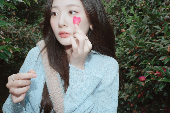 노란 수영복에 섹시한 몸매 어필하는 존예 처자