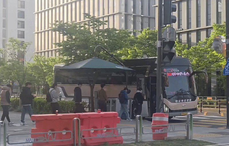 지난 21일 오전 6시 50분쯤 서울 송파구 위례동에서 20여 명의 SK하이닉스 직원들이 셔틀버스에 탑승하고 있다. /강정아 기자