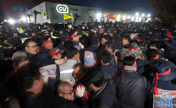 [오늘의 뉴스종합] 화물연대 파업 장기화, 정부 석유 최고가격 동결, 서울교육감 진보 단일후보 확정