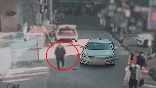 지난 1월 부산 부산진구 한 도로에서 손목치기 범행을 하는 모습. [부산경찰청]