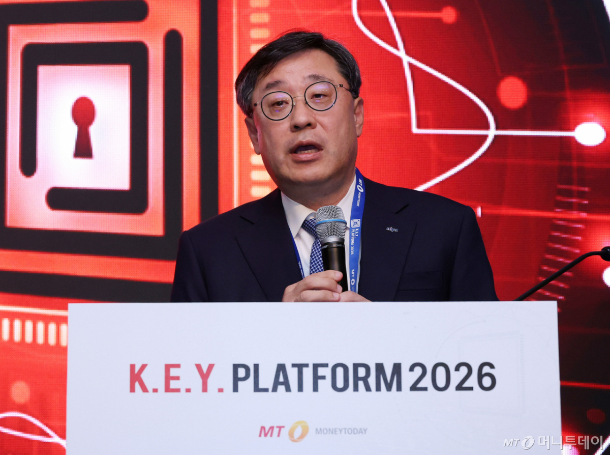 2026 키플랫폼 콘퍼런스 마이크를 든 박윤규 원장 | 박윤규 정보통신산업진흥원장 프로필 사진 28