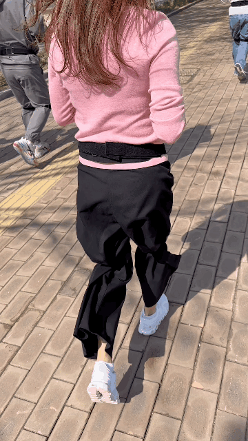 기자가 보행보조 웨어러블 로봇 윔S 기반 윔 프리미엄의 '슬로 조깅 모드' 체험하고 있다.