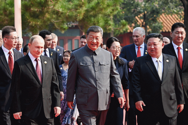 시진핑 중국 국가주석과 블라디미르 푸틴 러시아 대통령, 김정은 북한 국무위원장이 지난해 9월 중국 전승절 80주년 기념 대규모 열병식이 열린 베이징 천안문 행사장에서 함께 이동하고 있다./타스 연합뉴스