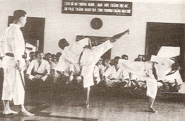 베트남전 당시 파병된 태권도 교관이 남베트남군에게 태권도를 전수하고 있다. 대한민국고엽제전우회 홈페이지