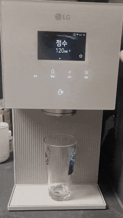 ‘2026년형 LG 퓨리케어 오브제컬렉션 얼음정수기’에서 얼음을 토출해 봤다.[전종헌 기자]