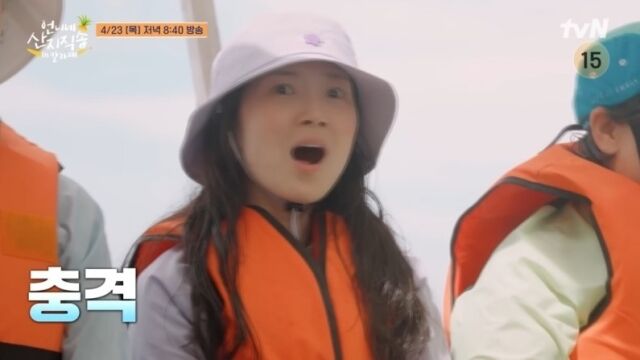 노란 수영복에 섹시한 몸매 어필하는 존예 처자