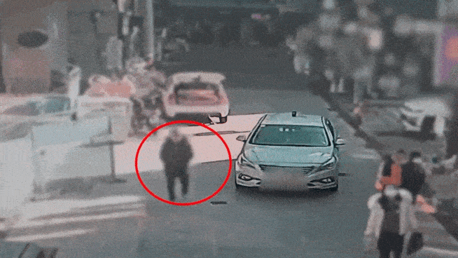 부산 부산진구 한 도로에서 손목치기 범행을 하는 모습. 부산경찰청