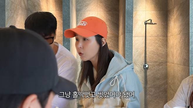 노란 수영복에 섹시한 몸매 어필하는 존예 처자