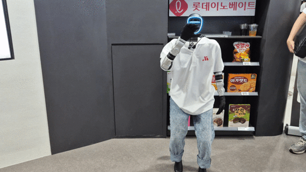 지난 23일 오후 서울 삼성동 코엑스에서 개최한 2026 월드IT쇼에 롯데이노베이트가 참여해 피지컬 AI 로봇 '로이'를 시연하고 있다. /류빈 기자