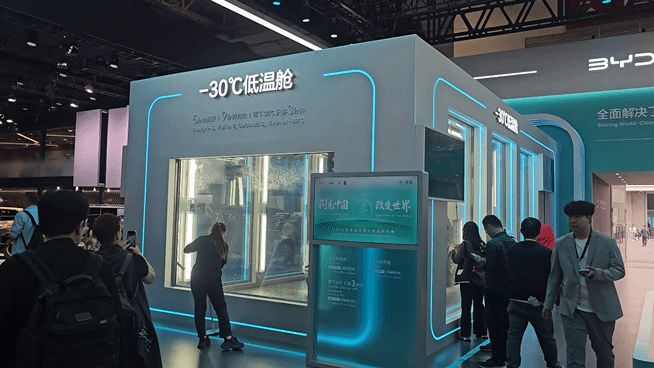 BYD 프리미엄 브랜드 덴자의 Z9GT 전기차가 영하 30도에서도 충전속도가 느리지 않다는 것을 보여주는 전시 부스 (영상=지디넷코리아)