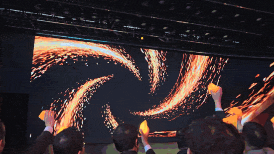 아이오닉V 디자인을 상징하는 크리스탈 모양 무드램프를 청중들이 흔드는 모습 (영상=지디넷코리아)