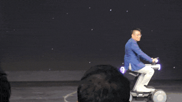 모베드를 타고 등장하는 리펑강 베이징현대 총경리 (영상=지디넷코리아)