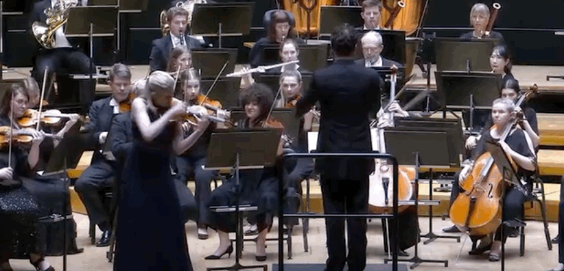 연주가 절정에 이른 순간, 홀스가 크게 휘두른 지휘봉과 팔이 배헬라가 들고 있던 바이올린에 닿았다. 바이올린은 배헬라의 손에서 빠져나가 공중으로 튀어 올랐고, 여러 차례 회전한 뒤 무대 바닥으로 떨어졌다. Yle