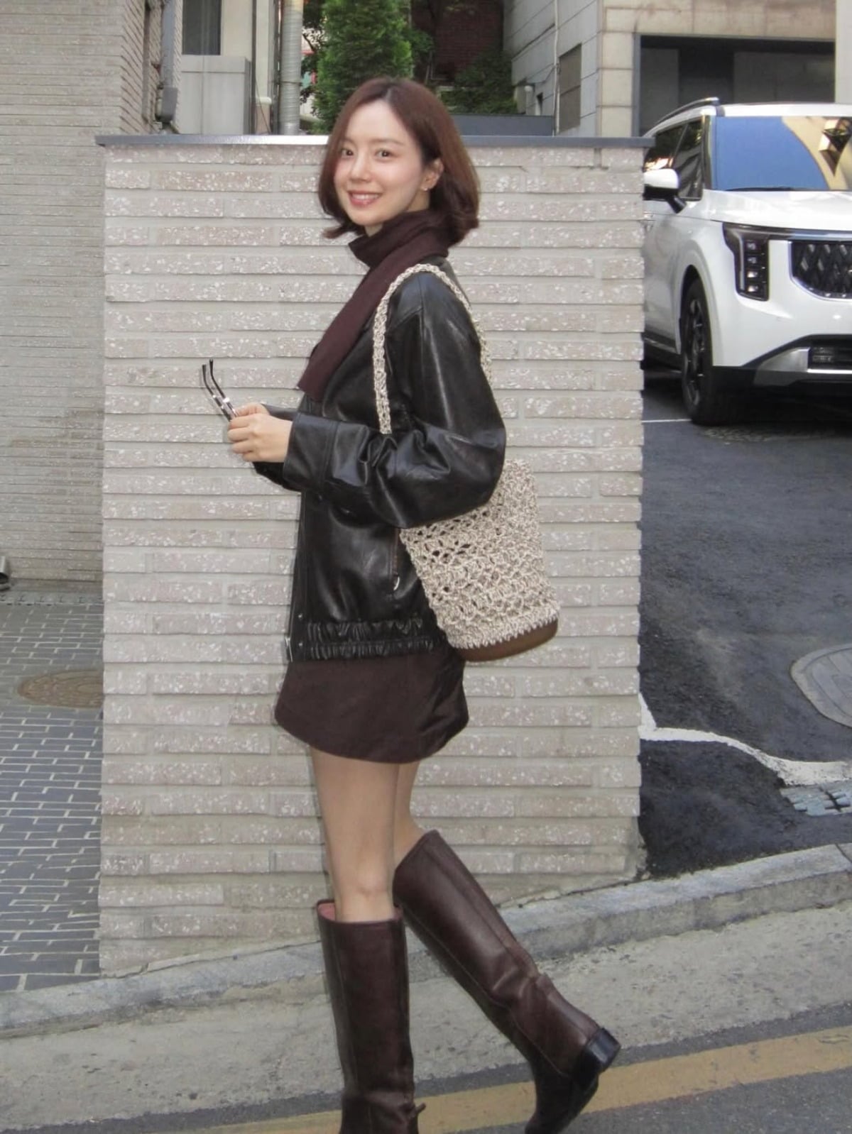 노란 수영복에 섹시한 몸매 어필하는 존예 처자