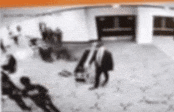 도널드 트럼프 미국 대통령이 25일(현지시간) 트루스소셜에 공개한 백악관 출입기자단 만찬 행사 인근 총격 장면. 도널드 트럼프 미국 대통령 트루스소셜 캡처