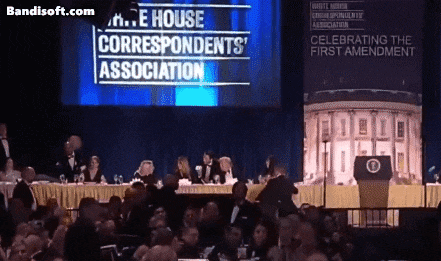 25일 워싱턴D.C. 힐튼호텔에서 열린 백악관 출입기자단 만찬 행사 도중 총성이 들리자 경호원이 도널드 트럼프(왼쪽) 대통령이 있는 연단에 올라서 경호하고 있다. /엑스