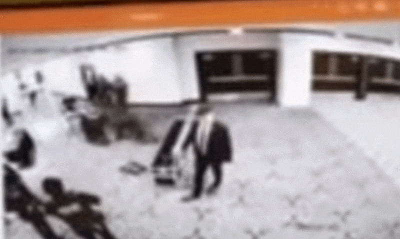 도널드 트럼프 미국 대통령이 25일(현지시각) 공개한 백악관 출입기자단 만찬 총격 사건의 용의자 콜 토마스 앨런이 침입하는 영상. /트루스소셜 캡처