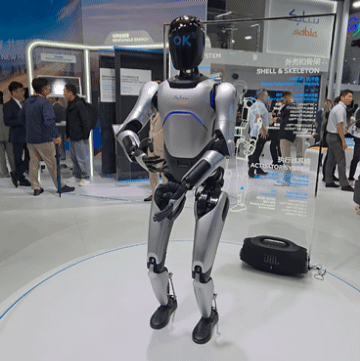 '차이나플라스 2026' 사우디아람코 계열 석유화학 기업 사빅 부스에서 움직이는 로봇. 사진=구자윤 기자