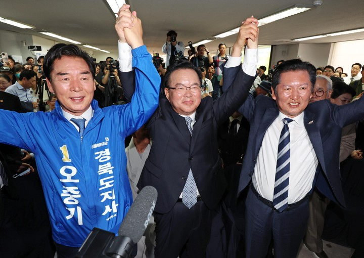 대구시장 후보 김부겸 개소식 성황리 개최, 미국 백악관 만찬 중 총격 사건 발생