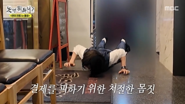 노란 수영복에 섹시한 몸매 어필하는 존예 처자