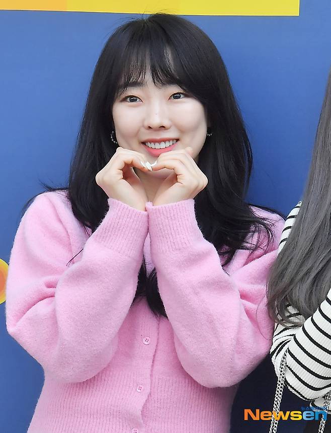 노란 수영복에 섹시한 몸매 어필하는 존예 처자
