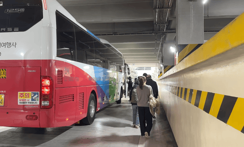 [서울=뉴시스] 박형훈 인턴기자 =지난 23일 오전 7시 30분쯤 서울 송파구 양재동주차빌딩에서 삼성전자 직원들이 셔틀버스에 탑승하고 있다. 2026.04.23.  *재판매 및 DB 금지