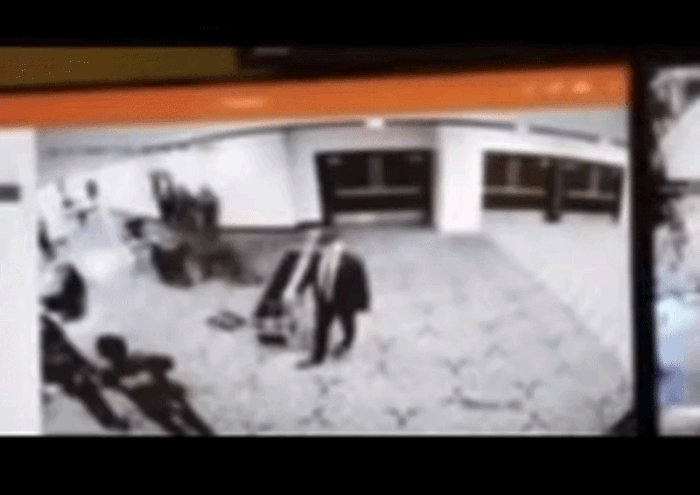 [서울=뉴시스] 백악관 출입기자단 만찬 행사장 인근에서 총격을 가한 용의자가 보안검색대로 돌진하고 있다. (영상=트루스소셜) 2026.04.26. *재판매 및 DB 금지