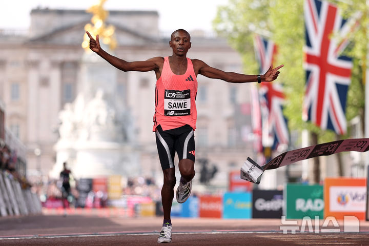사웨 결승선 통과 후 기뻐하는 모습
