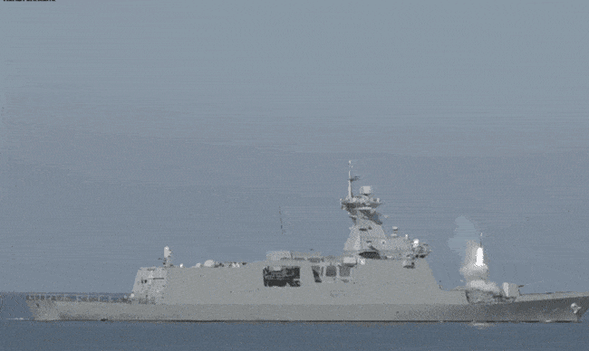 ‘해궁’ 대함 방어유도탄이 대구함에서 발사된 직후 표적을 향해 90도 가까이 급격히 방향을 틀고 있다. 사진 제공=국방기술품질원