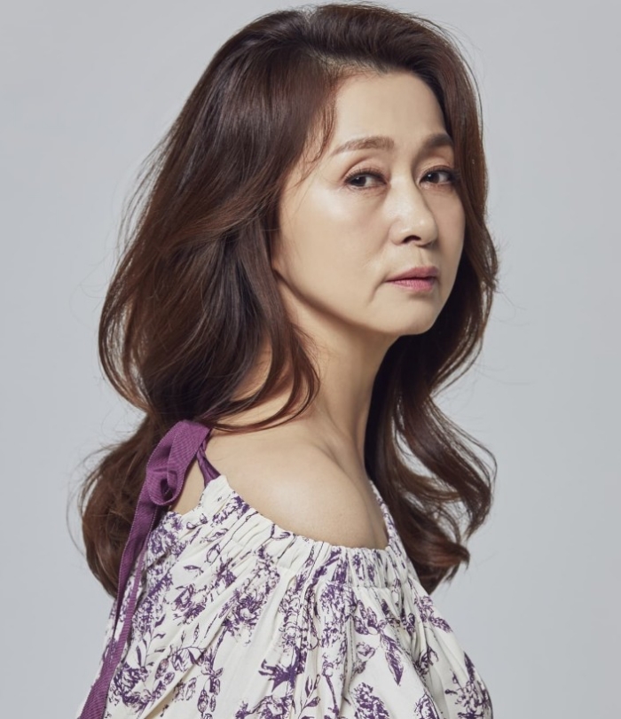 노란 수영복에 섹시한 몸매 어필하는 존예 처자