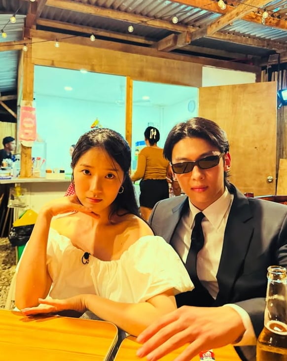 노란 수영복에 섹시한 몸매 어필하는 존예 처자