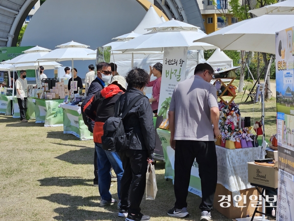 이천도자기축제 소상공인 판매전 부스 관람 모습