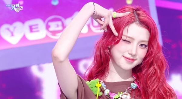 노란 수영복에 섹시한 몸매 어필하는 존예 처자