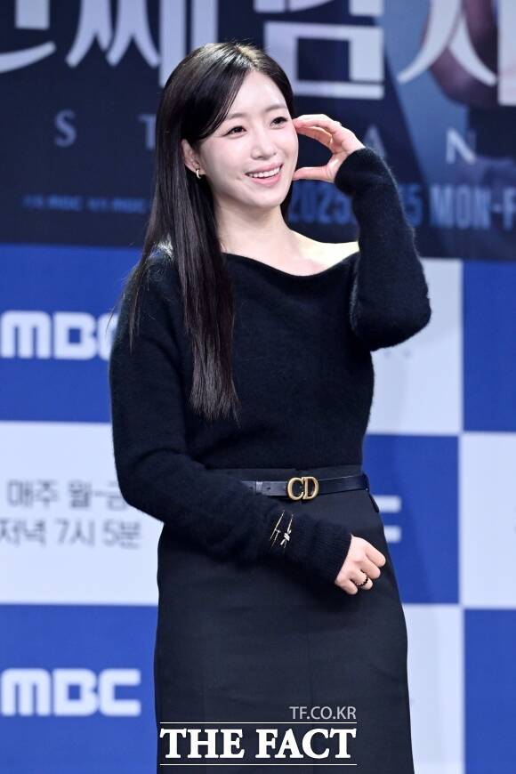 노란 수영복에 섹시한 몸매 어필하는 존예 처자