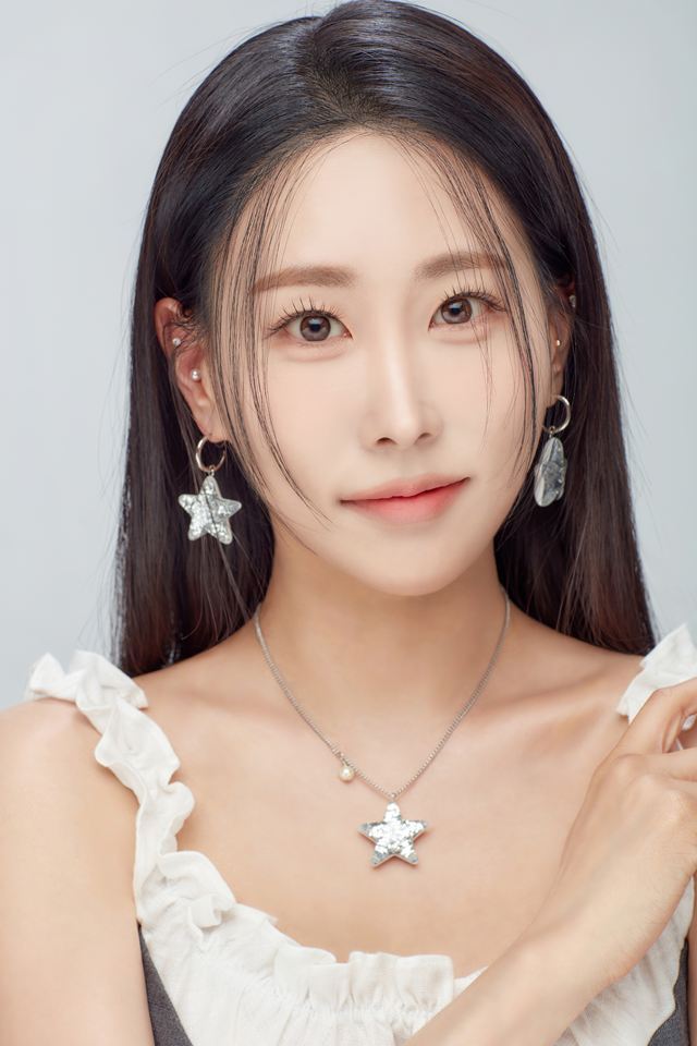 노란 수영복에 섹시한 몸매 어필하는 존예 처자