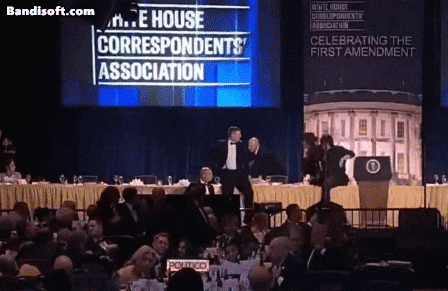 25일 워싱턴D.C. 힐튼호텔에서 열린 백악관 출입기자단 만찬 행사 도중 총성이 들리자 경호원이 도널드 트럼프(왼쪽) 대통령이 있는 연단에 올라서 경호하고 있다. /엑스