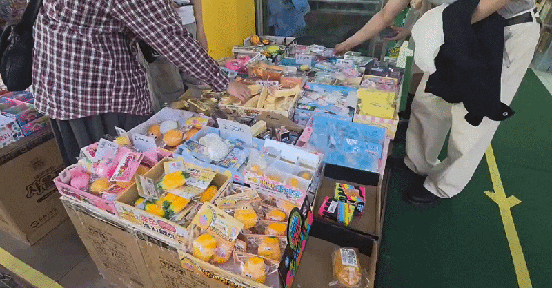 지난 24일 서울 종로구 창신동 완구거리에서 사람들이 매대에 놓인 ‘말랑이’ 장난감을 만져보고 있다. /강정아 기자