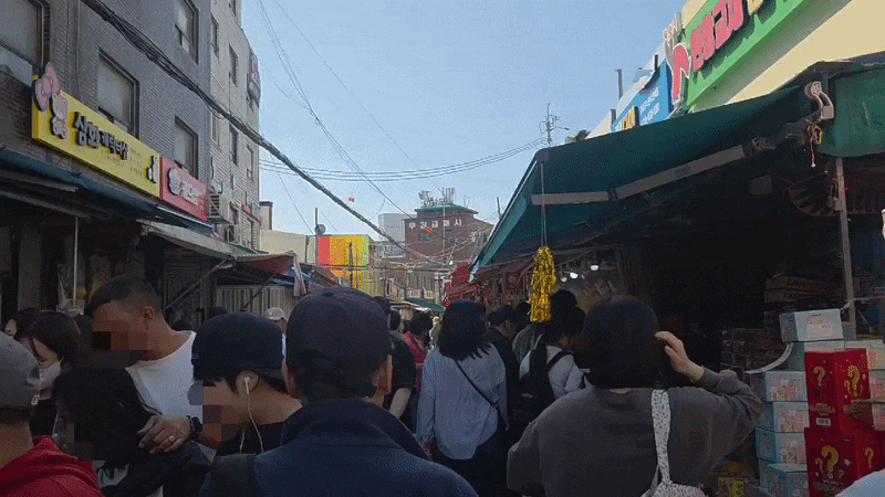 지난 24일 오후 3시 서울 종로구 창신동 완구거리가 손님으로 북적이고 있다. /강정아 기자