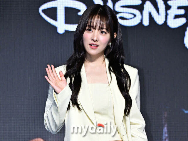 노란 수영복에 섹시한 몸매 어필하는 존예 처자