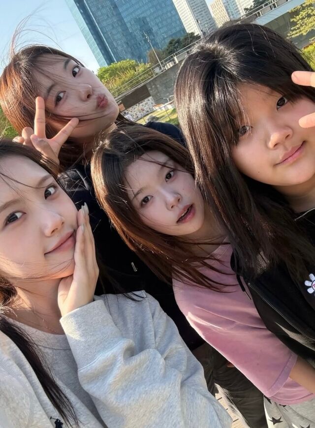 노란 수영복에 섹시한 몸매 어필하는 존예 처자