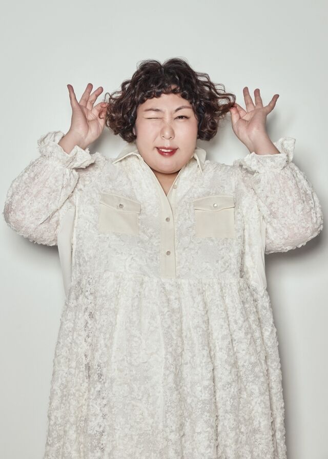 노란 수영복에 섹시한 몸매 어필하는 존예 처자