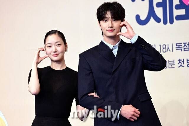 노란 수영복에 섹시한 몸매 어필하는 존예 처자