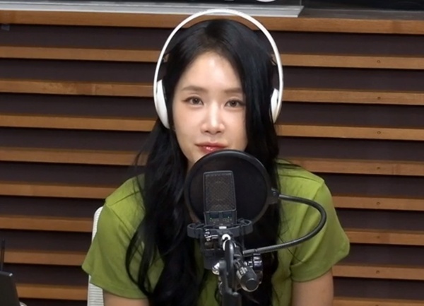 노란 수영복에 섹시한 몸매 어필하는 존예 처자