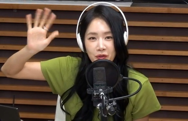 노란 수영복에 섹시한 몸매 어필하는 존예 처자