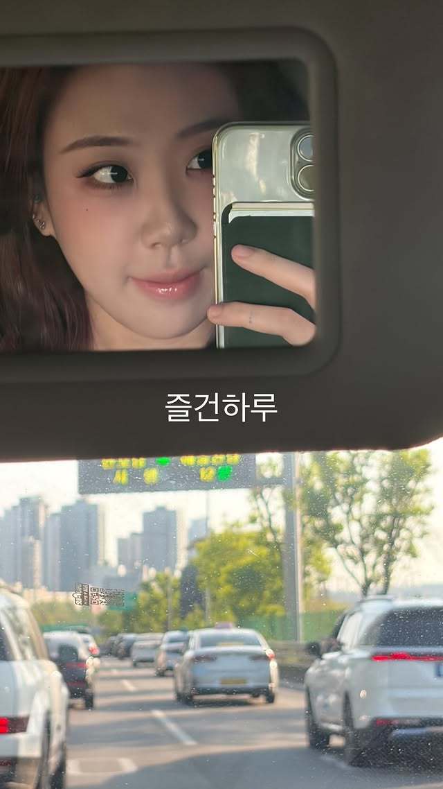 노란 수영복에 섹시한 몸매 어필하는 존예 처자