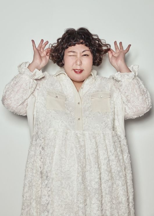 노란 수영복에 섹시한 몸매 어필하는 존예 처자