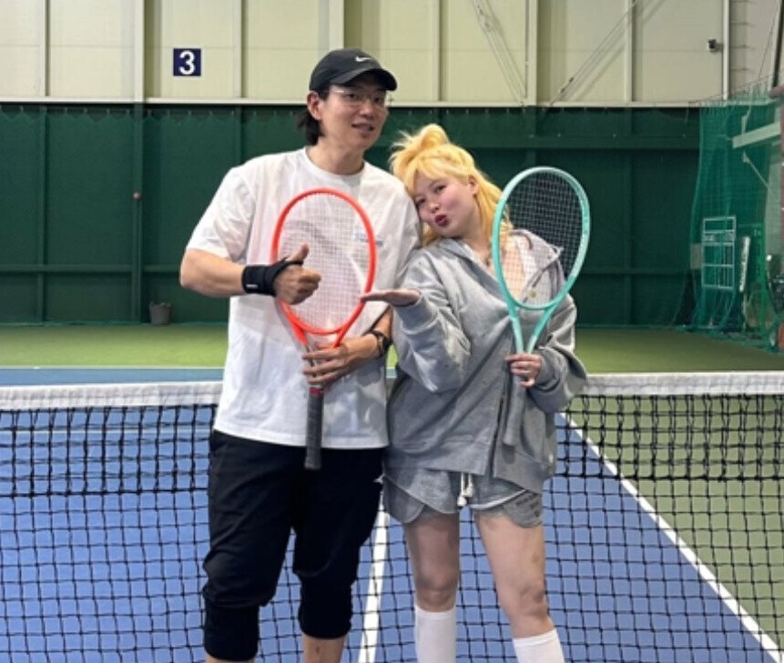 노란 수영복에 섹시한 몸매 어필하는 존예 처자