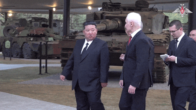 26일 러시아 국방부와 주북러시아대사관에 따르면 이날 북한 평양에서는 김정은 북한 국무위원장과 안드레이 벨로우소프 러시아 국방장관, 뱌체슬라프 볼로딘 러시아 국가두마 의장 등이 참석한 가운데 ‘해외군사작전 전투위훈기념관’ 준공식이 열렸다. 기념관에는 러시아가 우크라이나 전장에서 노획한 서방제 무기 전시장도 조성됐다. 김 위원장과 벨로우소프 장관, 볼로딘 의장 뒤로 프랑스제 AMX-10RC 장갑차, 독일제 레오파르트 2A4 전차가 보인다. 2026.4.26 러시아 국방부 자료