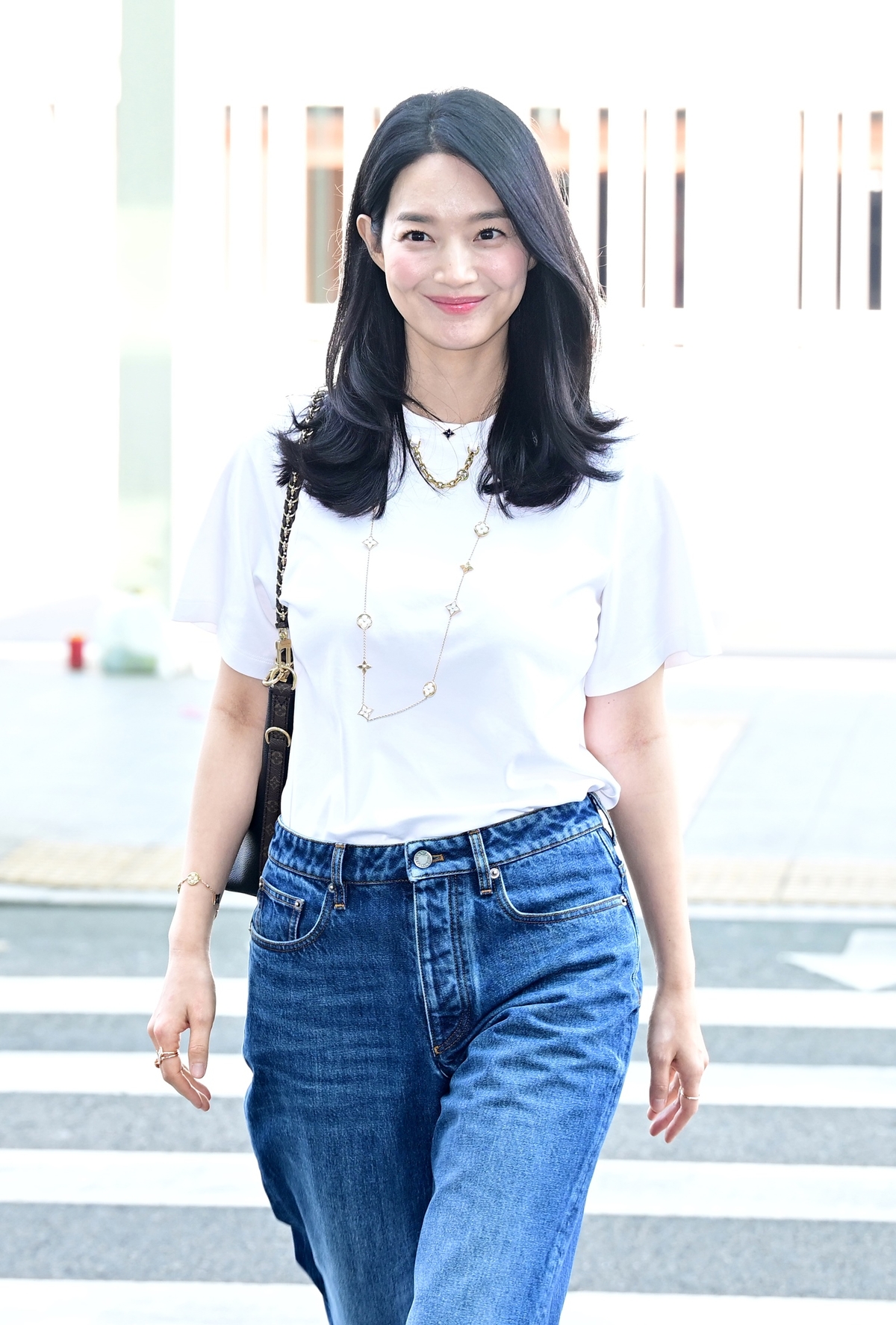 노란 수영복에 섹시한 몸매 어필하는 존예 처자